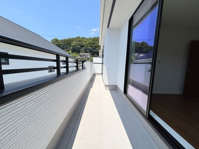 お洗濯物をたくさん干すことができるバルコニーです（1号棟）