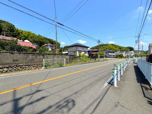 大通りからは1本離れた通りのため車の交通量が少なく静かな環境です