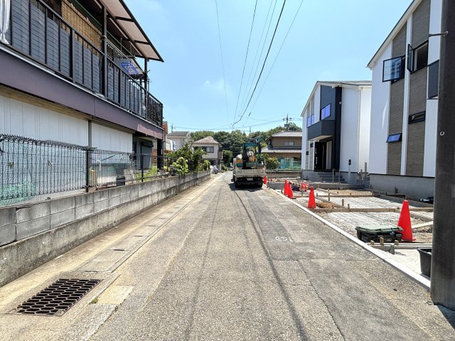 1号棟前の前面道路は幅員が広く、車通りも少ないため車は停めやすいです