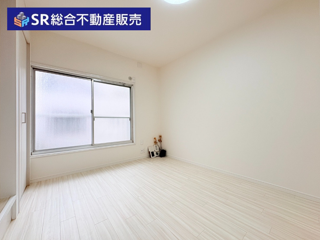 御厨2丁目中古戸建の洋室|3F　4.5帖。バルコニーに面した明るい洋室です！