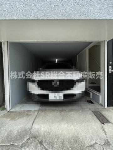 御厨2丁目中古戸建の駐車場|駐車場は1台はシャッター付き車庫内（車種による）で雨風からお車、自転車、バイクを守れます！車庫前にもう1台駐車可能なスペースがあり、来客時にも便利です！