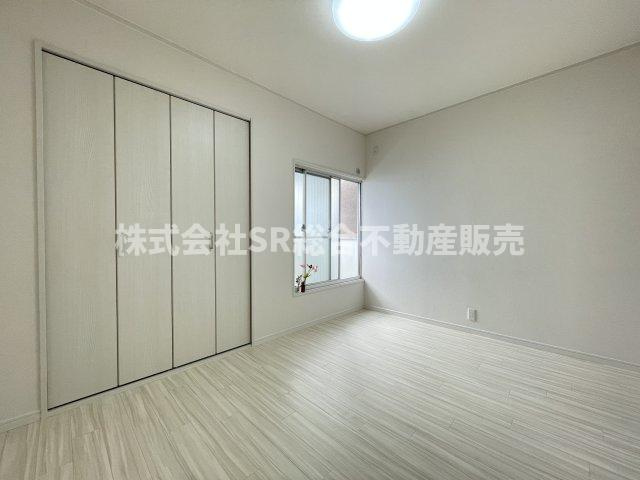 御厨2丁目中古戸建の洋室|大きな収納付きの便利な洋室です！