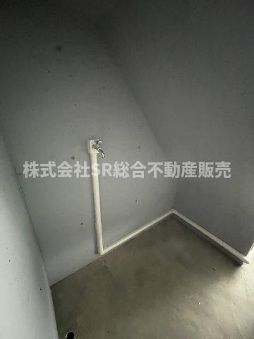 御厨2丁目中古戸建の収納|シャッター付き車庫内に水栓もあり便利です！