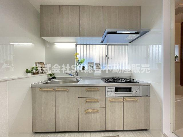 御厨2丁目中古戸建のキッチン|新調されたばかりのシステムキッチン♪3口コンロ、グリル付きで快適にお料理できます！