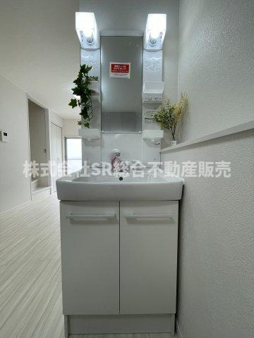 御厨2丁目中古戸建の独立洗面台|シャワー付きの独立洗面台に新調されました！小物も置けて使いやすいです！