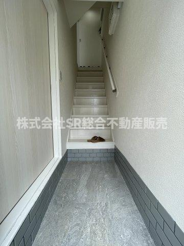 御厨2丁目中古戸建の玄関|シャッター付き車庫と直接行き来できる玄関です！