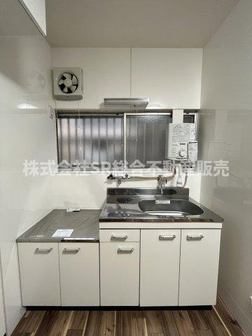 稲田本町1丁目中古テラスハウスのキッチン|瞬間湯沸かし器付きのキッチンです