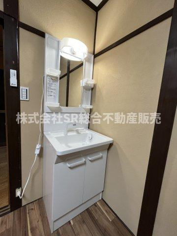 稲田本町1丁目中古テラスハウスの独立洗面台|独立洗面台、小物を置くことができて便利です