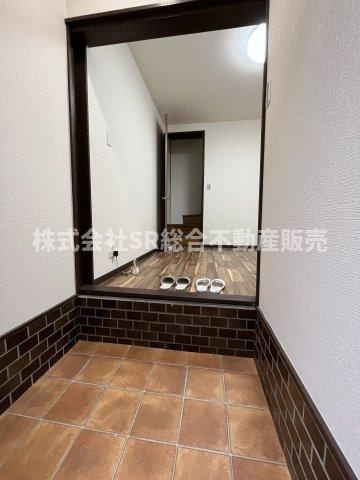 稲田本町1丁目中古テラスハウスの玄関|玄関は広くシューズボックスも置く事が可能です！