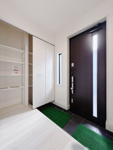 【新築戸建】安中市板鼻　の玄関|■玄関（3号棟）｜毎日の「いってらっしゃい」や「お帰りなさい」を大切なご家族と過ごす玄関は〈使いやすさ〉を追求しております。玄関横の物入は急な来客時でもさっとお片付けできるスペースを確保しています。
