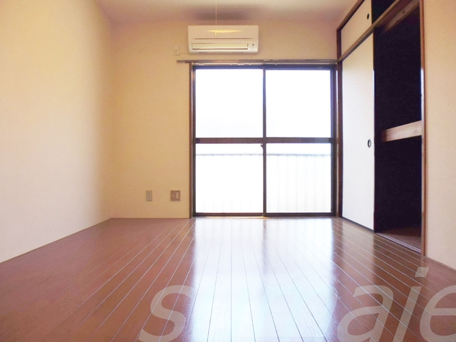 コーポ和の居間・リビング|日当たり良好明るいお部屋です