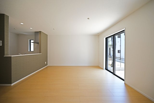 ハートフルタウン東園田町3丁目新築一戸建て全6区画│3LDK+駐車2台可 のダイニング|1階LDK広さは約18帖で未就学児も含む4人家族がゆとりをもって過ごすには十分の1棟です。