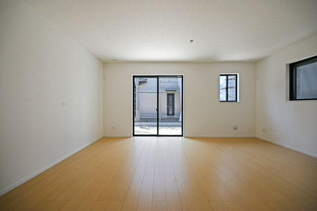 ハートフルタウン東園田町3丁目新築一戸建て全6区画│3LDK+駐車2台可 の居間・リビング|陽光と風をたっぷり取り込める開放感あふれる空間です。明るく居心地の良い室内は、ご家族が自然と集まり、ゆったりとした団らんの時間をお楽しみいただけます。