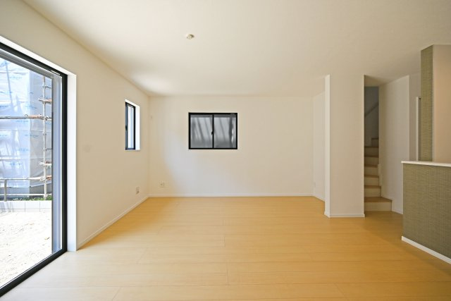 ハートフルタウン東園田町3丁目新築一戸建て全6区画│3LDK+駐車2台可 の居間・リビング|悠々とした広さを確保した空間に、多方向に設けた窓から光が差し込み、明るくのびやかなライフシーンを演出。明るく爽やかな暮らしを育めます。