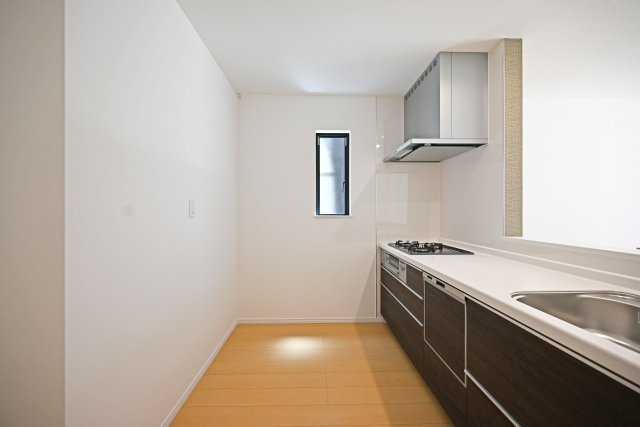 ハートフルタウン東園田町3丁目新築一戸建て全6区画│3LDK+駐車2台可 のキッチン|キッチン後ろのスペースも広く、ご入居後に設置するカップボードの幅も広がります。特にLDKが広い住宅の場合はカップボードなどのメインインテリアを大きくするとバランスが良くなります。