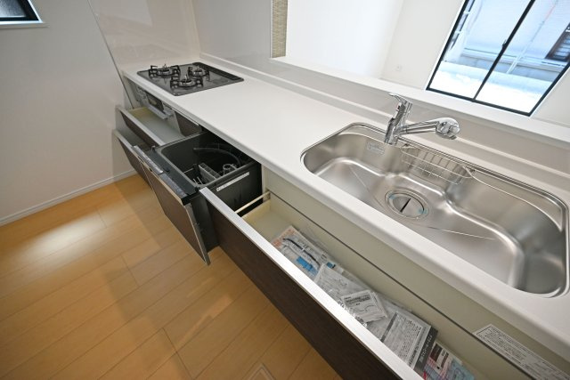ハートフルタウン東園田町3丁目新築一戸建て全6区画│3LDK+駐車2台可 のキッチン|調理台下いっぱいに収納を設け、包丁のホルダーや調味料専用の引き出しも備えています。本分譲地は食洗機付です。