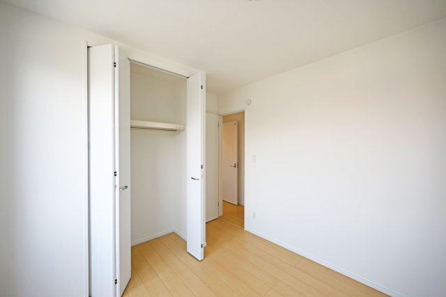 ハートフルタウン東園田町3丁目新築一戸建て全6区画│3LDK+駐車2台可 の収納|-洋室5帖(2F)-
クローゼット付きの洋室で、日常の収納力が高く、快適にお使いいただける住空間です。
