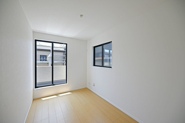 ハートフルタウン東園田町3丁目新築一戸建て全6区画│3LDK+駐車2台可 の洋室|-洋室4.5帖(2F)-
住まう方のライフスタイルに合わせて自由に使えるお部屋です。
