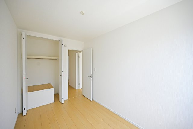 ハートフルタウン東園田町3丁目新築一戸建て全6区画│3LDK+駐車2台可 の収納|-洋室4.5帖(2F)-
各居室に収納を完備しており、お部屋を広くお使いいただけます。

