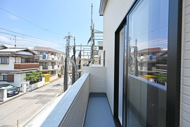 ハートフルタウン東園田町3丁目新築一戸建て全6区画│3LDK+駐車2台可 のバルコニー|2階南面バルコニーには奥行きがあってたくさんの洗濯物を干すことができます