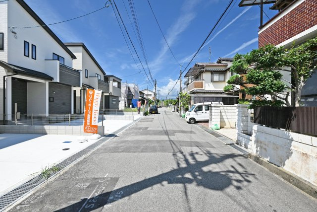 ハートフルタウン東園田町3丁目新築一戸建て全6区画│3LDK+駐車2台可 の前面道路含む現地写真|北側道路幅員幅は約6.0ｍ幅です。前面道路が広く駐車や車の出入りもスムーズです。