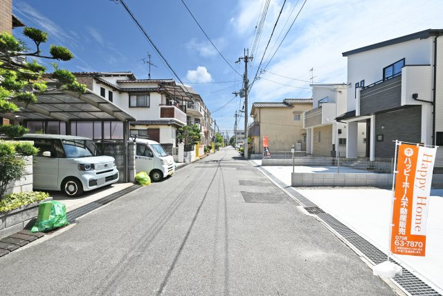 ハートフルタウン東園田町3丁目新築一戸建て全6区画│3LDK+駐車2台可 の前面道路含む現地写真|北側道路幅員幅は約6.0ｍ幅です。前面道路が広く駐車や車の出入りもスムーズです。
