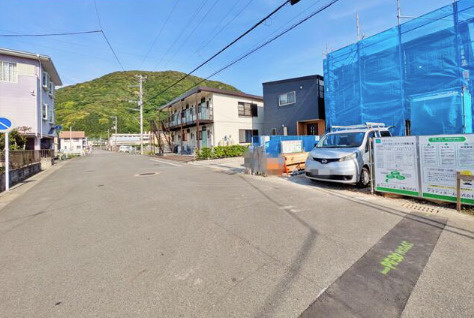 沼津市下香貫塚田の新築一戸建の前面道路含む現地写真