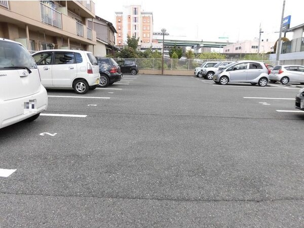 ニューユウチクの駐車場