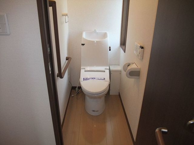ステュディオ洗足のトイレ|落ち着いた色調のトイレです