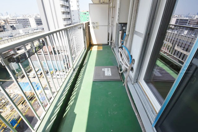 【バルコニー】 | ドルミ錦糸町長谷川ビル | バルコニーの様子。ここからの眺めが、日々のストレスを発散してくれることでしょう。ちなみにバルコニーは専有部分ではなく「共用部分」の扱いです。～即日のご見学可能～　お問合せはお気軽にどうぞ。
