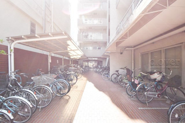 【駐輪場】 | ドルミ錦糸町長谷川ビル | 自転車置き場。マンションの共用部にあたります。空きの有無や駐輪料金、各戸の台数制限などについては、改めてお問い合わせください。～即日のご見学可能～　お問合せはお気軽にどうぞ。

