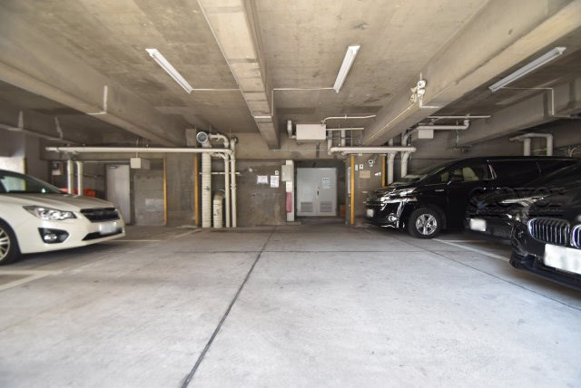 【駐車場】 | ドルミ錦糸町長谷川ビル | マンションの駐車場スペース。空きの有無や駐車料金、サイズ規定などについては、改めてお問い合わせください。～即日のご見学可能～　お問合せはお気軽にどうぞ。
