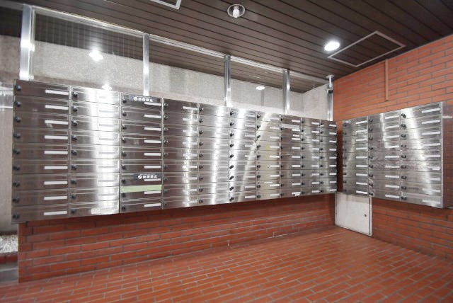 【設備】 | ドルミ錦糸町長谷川ビル | ロック式の集合ポスト。セキュリティや個人情報に対する意識の高まりが強い昨今では、ポストにロックがかかることも大事なポイントになります。～即日のご見学可能～　お問合せはお気軽にどうぞ。
