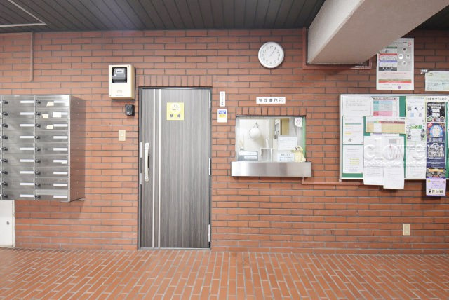 【受付】 | ドルミ錦糸町長谷川ビル | 管理人さんが勤務する管理室です。マンションに出入りする人たちを見守り、注意を払ってくれています。～即日のご見学可能～　お問合せはお気軽にどうぞ。