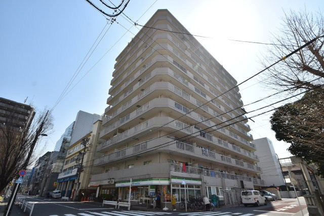 【外観】 | ドルミ錦糸町長谷川ビル | 青空によく映える建物です。手入れの行き届いた外壁やマンション正面エントランスなど、綺麗な姿をぜひ一度、現地にてご覧ください。～即日のご見学可能～　お問合せはお気軽にどうぞ。
