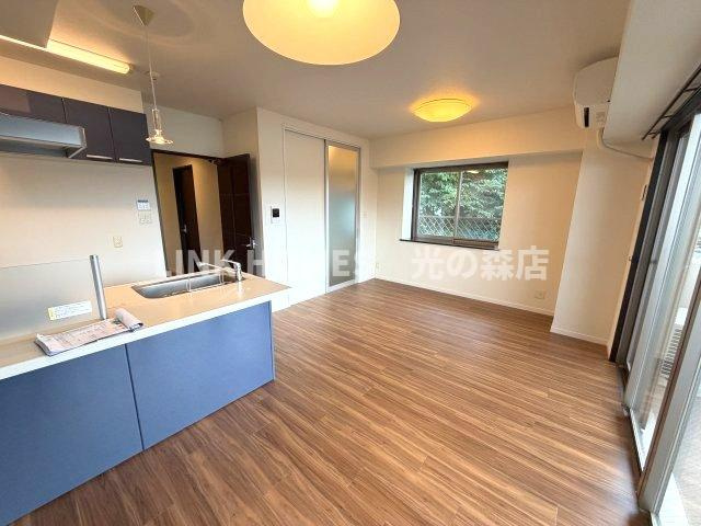 菊池郡菊陽町光の森６丁目の賃貸マンションの居間・リビング|ゆったりとした居間です