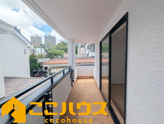 浦添市牧港1丁目332番　新築戸建て　全2棟　A号棟のバルコニー|光を取り込みやすく、日常使いしやすいバルコニー