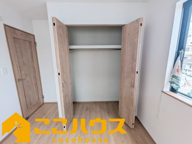 浦添市牧港1丁目332番　新築戸建て　全2棟　A号棟の収納|洋服が多い方でも安心の収納力