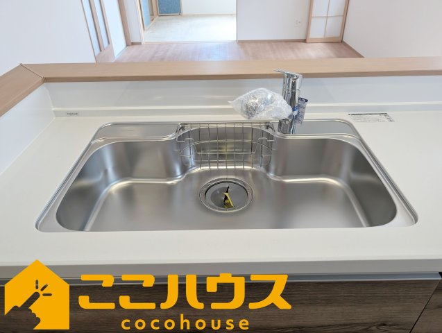 浦添市牧港1丁目332番　新築戸建て　全2棟　A号棟のキッチン|洗い物のしやすいワイドシンク