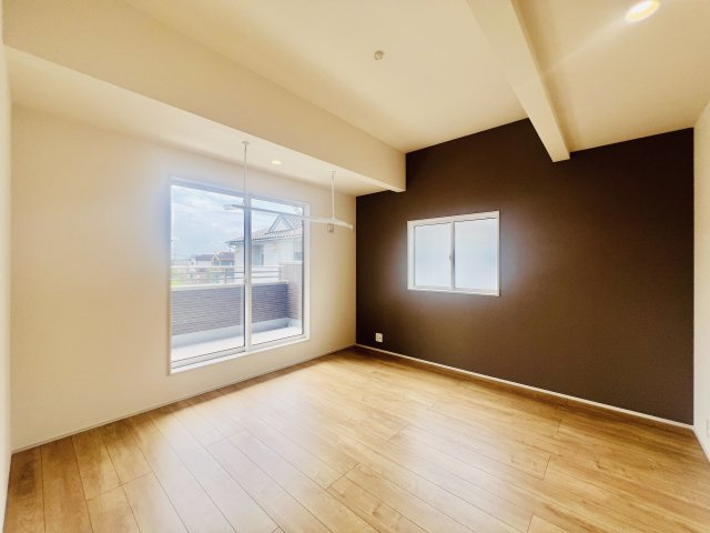 前橋市後家町の洋室|8帖の主寝室は、大きなベッドを設置してもゆとりのある空間♪
WIC付き