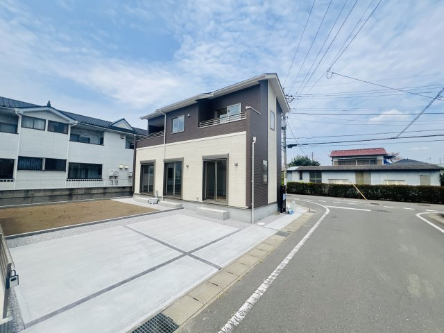 前橋市後家町の前面道路含む現地写真|間口も広く駐車も焦らずにできます♪