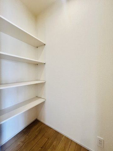 前橋市後家町の収納|キッチン横には充実した収納スペース♪