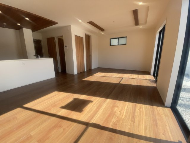うるま市勝連南風原2期（全3棟）の居間・リビング|※同仕様写真です　リビングはオシャレで解放感ある折上天井♪キッチンは人気のポップアップ天井♪