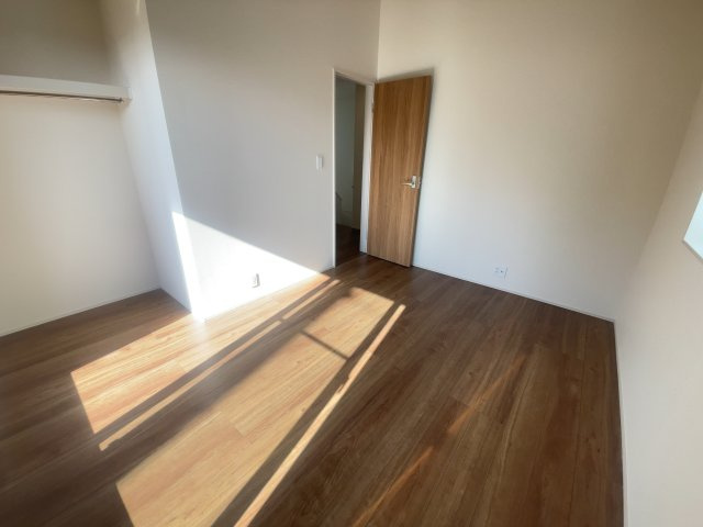 うるま市勝連南風原2期（全3棟）の洋室|※同仕様写真です　収納扉をなくした実用的かつオシャレなクロゼット♪
