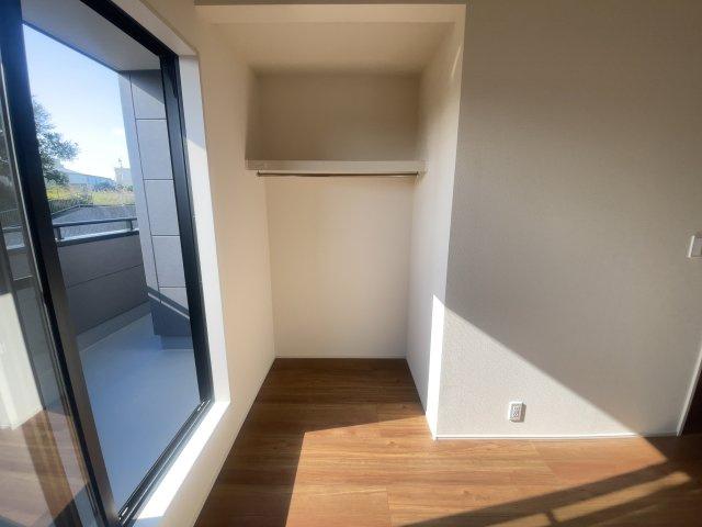 うるま市勝連南風原2期（全3棟）の収納|※同仕様写真です　収納扉をなくした実用的かつオシャレなクロゼット♪