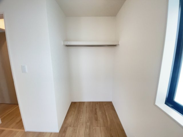 うるま市勝連南風原2期（全3棟）の収納|※同仕様写真です　収納扉をなくした実用的かつオシャレなクロゼット♪