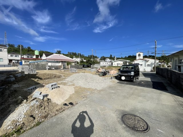うるま市勝連南風原2期（全3棟）の前面道路含む現地写真|※南西側公道3.9m♪