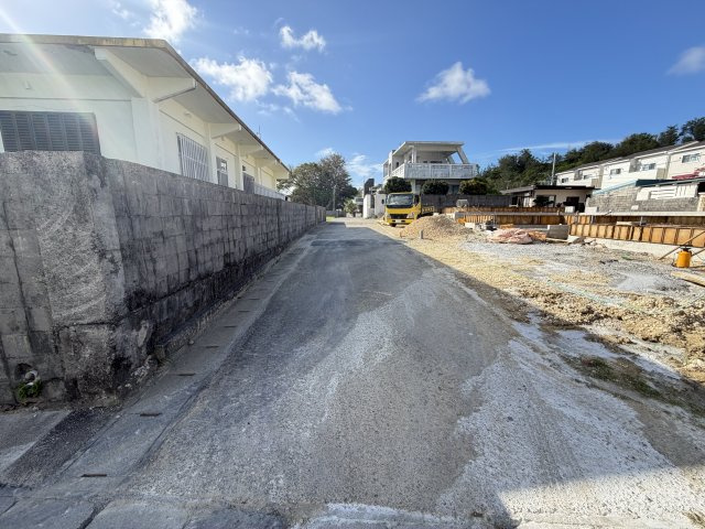 うるま市勝連南風原2期（全3棟）の前面道路含む現地写真|※南西側公道3.9m♪