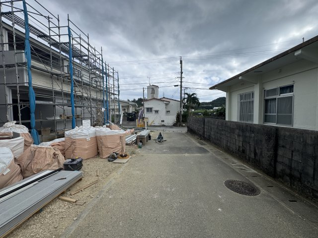 うるま市勝連南風原2期（全3棟）の前面道路含む現地写真|※南西側公道3.9m♪