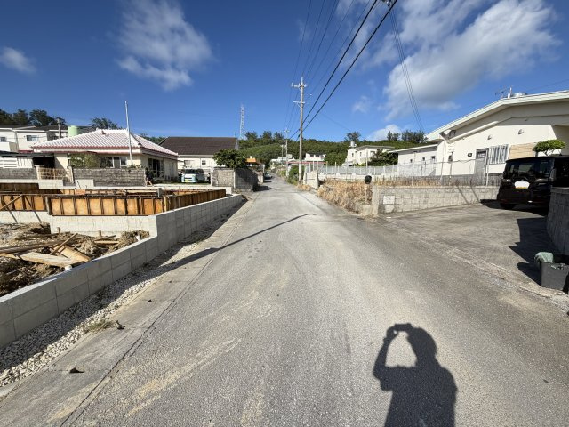 うるま市勝連南風原2期（全3棟）の前面道路含む現地写真|※南東側公道5m♪　北東側公道4m♪